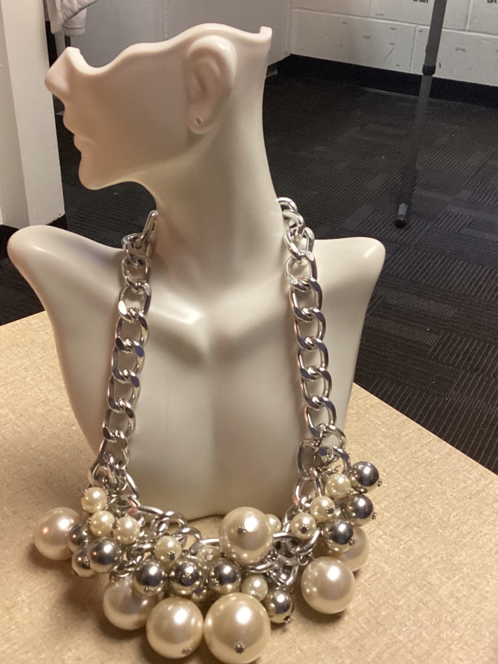 OMG. BAUBLES GALORE BIG BIG HUGE AWESOME NECKLACE 💃
